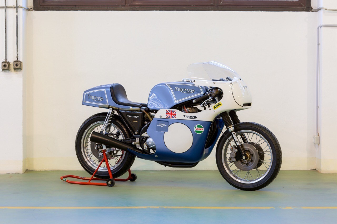 <div class='descrGalleryTitle'>Triumph Trident T150 Daytona</div><div class='descrGalleryText'><p>Un’altra moto da corsa inglese, stavolta risalente agli anni ’70. In quel periodo, la <b>Trident T150</b> era il modello di punta di casa Triumph in quanto a sportività, spinta da un tre cilindri frontemarcia da 750 cc che la spingeva fino a circa 240 chilometri l’ora. La versione <b>Daytona indica il modello da corsa</b>, in tributo del leggendario circuito dove la moto vinse più volte. La Daytona qui in vendita è una replica fedele di quegli esemplari, con telaio Rob North, forcella Works Replica, ammortizzatori Hagon, tre freni a disco AP Lockheed e carena tipo “letterbox”, la feritoia frontale. È in perfette condizioni e il suo valore dovrebbe attestarsi tra i 15 e i 18.000 euro.</p>
</div>